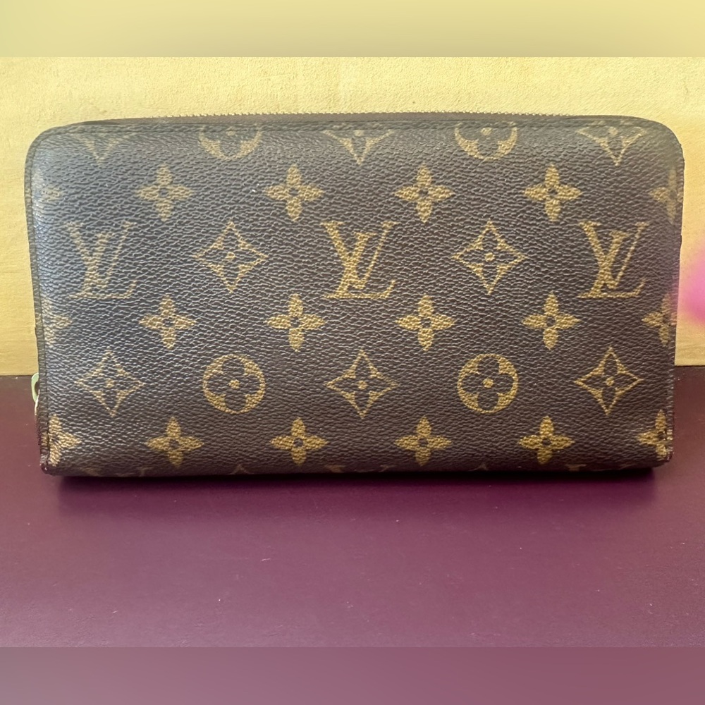 Authentic Lous Vuitton zippy zip around wallet.